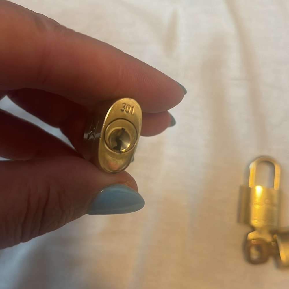Authentic!!! Louis Vuitton Lock and Key Set! 301, 309, 330 - Picture 7 of 15